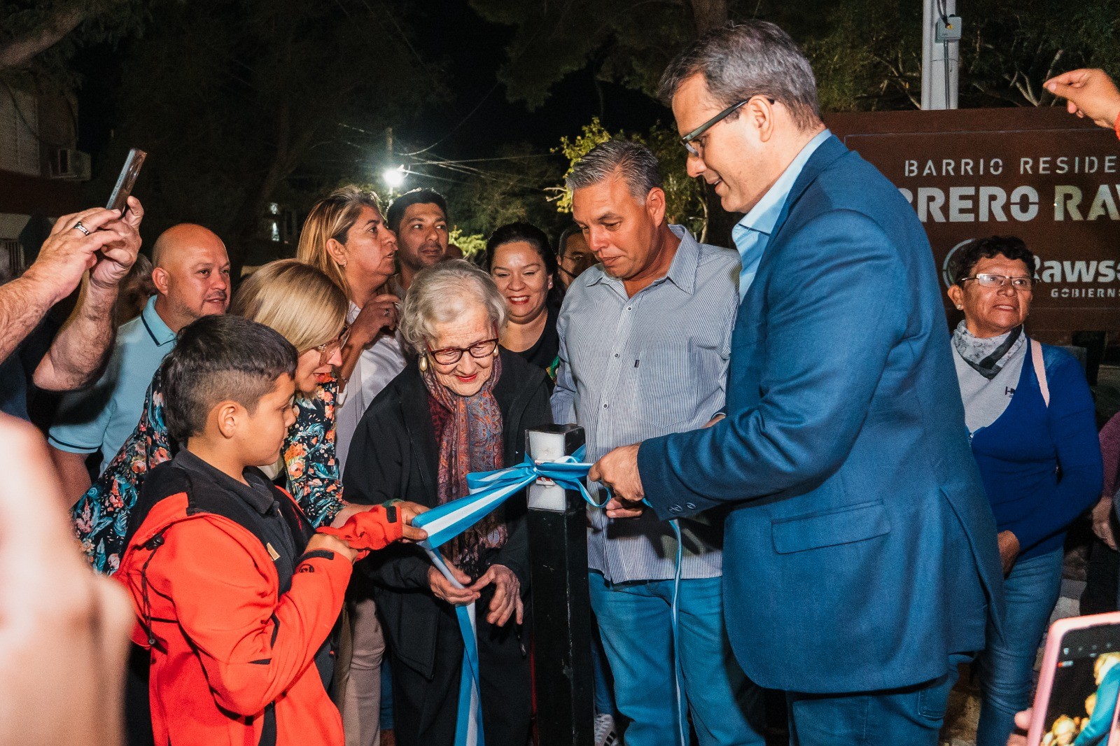 Con recursos propios, el municipio renovó el ingreso al histórico  Barrio Residencial Obrero con luminarias LED, un nuevo portal, mejoras en el boulevard y un fuerte mensaje de unidad comunitaria.