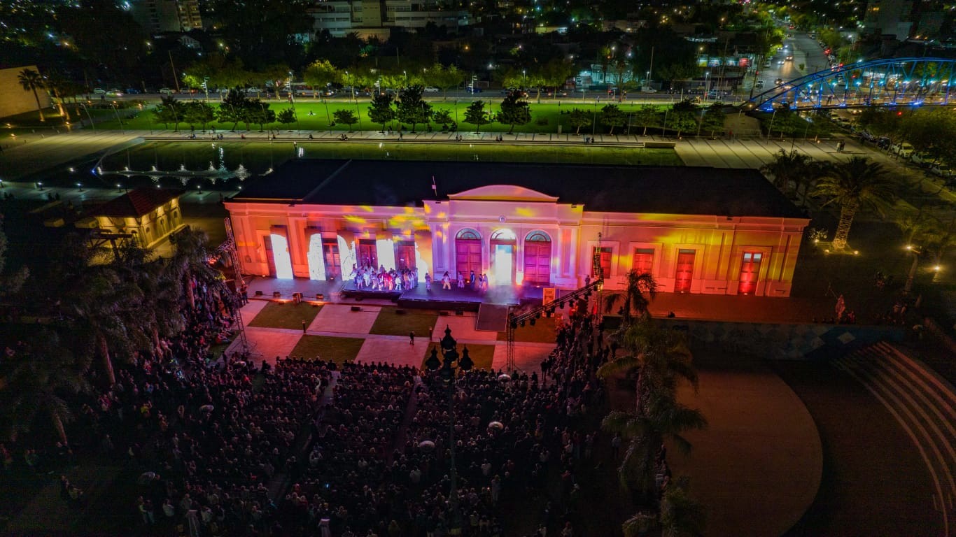La Ciudad vivió una noche cargada de historia y emoción en el Centro Cultural Estación San Martín, con más de 50 artistas en escena y una multitud que celebró el legado ferroviario sanjuanino.