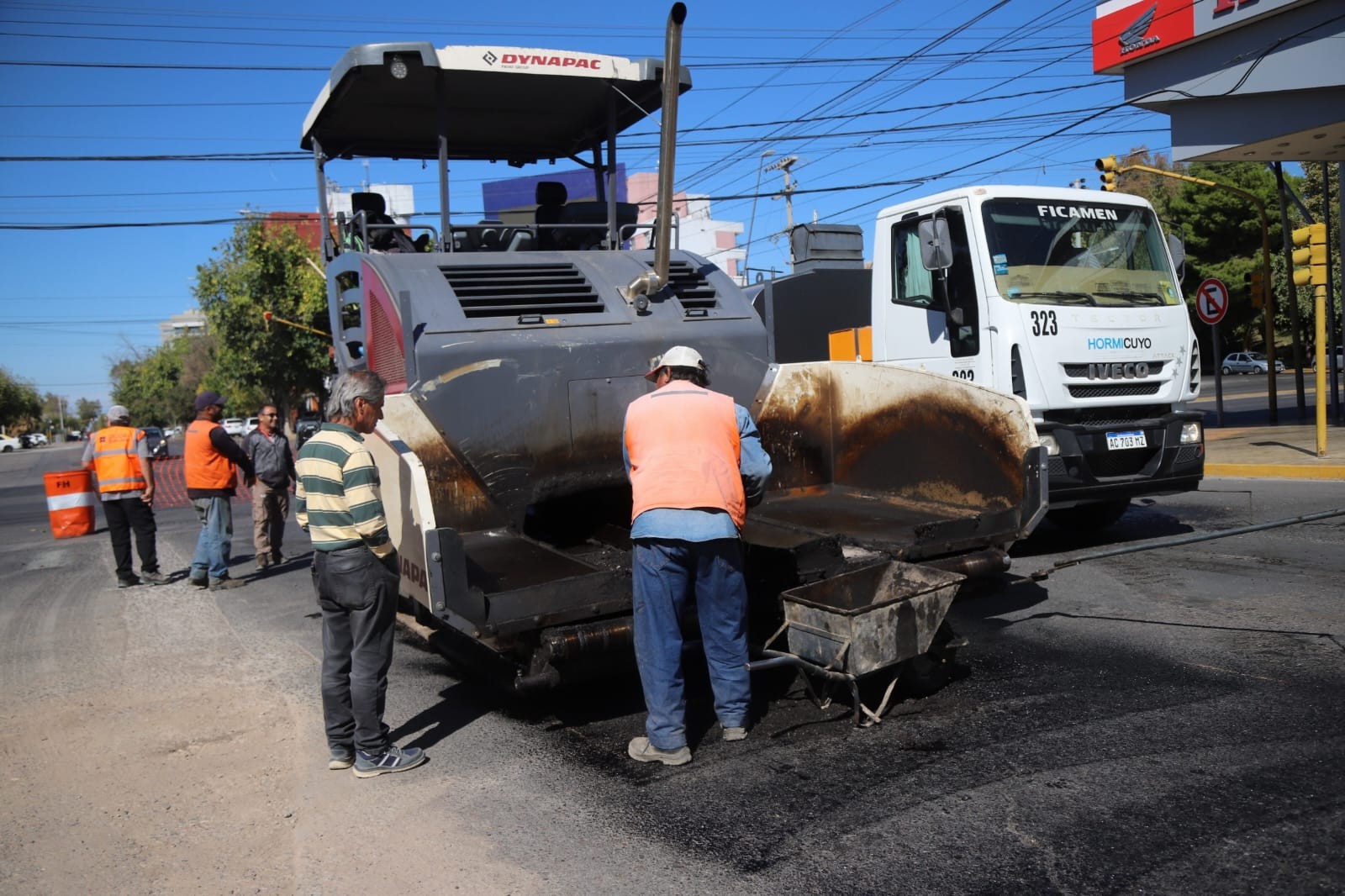 La Ciudad avanza con la repavimentación de Av. Paula A. de Sarmiento donde con estos trabajos se mejorara la circulación vial en una de las arterias más transitadas de la Ciudad.