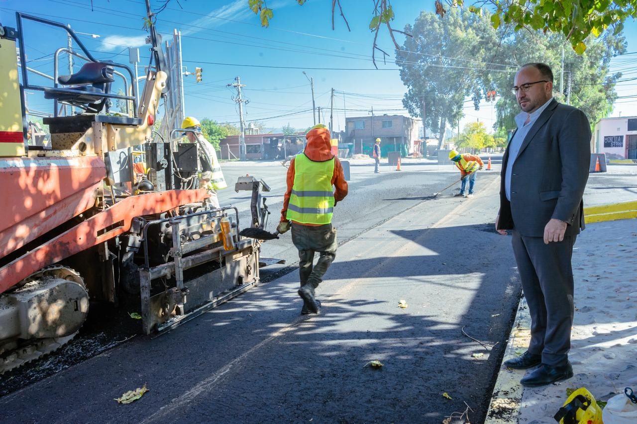 En un paso clave hacia la mejora de la infraestructura vial del departamento, comenzaron las obras de repavimentación en calle Comercio en Rivadavia.