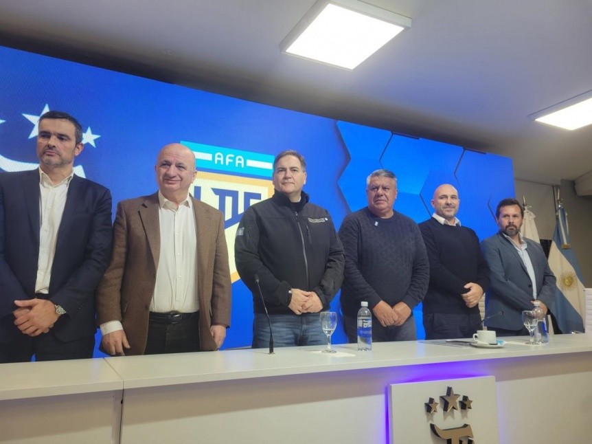 Fútbol: «Es un día histórico, es el regreso del público visitante a los estadios»