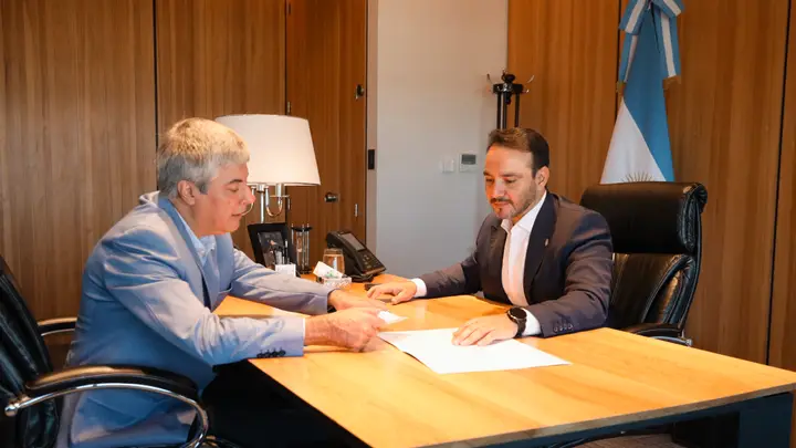 JUAN PABLO VALDÉS Y EL RECTOR DE LA UNNE EN REUNIÓN: ACUERDO PARA MODERNIZAR EL ESTADO