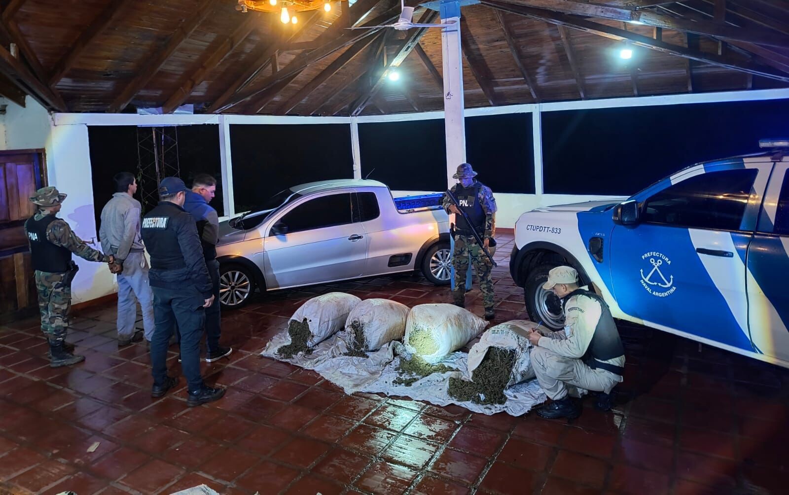 Prefectura secuestró más de 54 kilos de marihuana valuados en más de 200 millones de pesos y detuvo a dos sospechosos en Puerto Esperanza