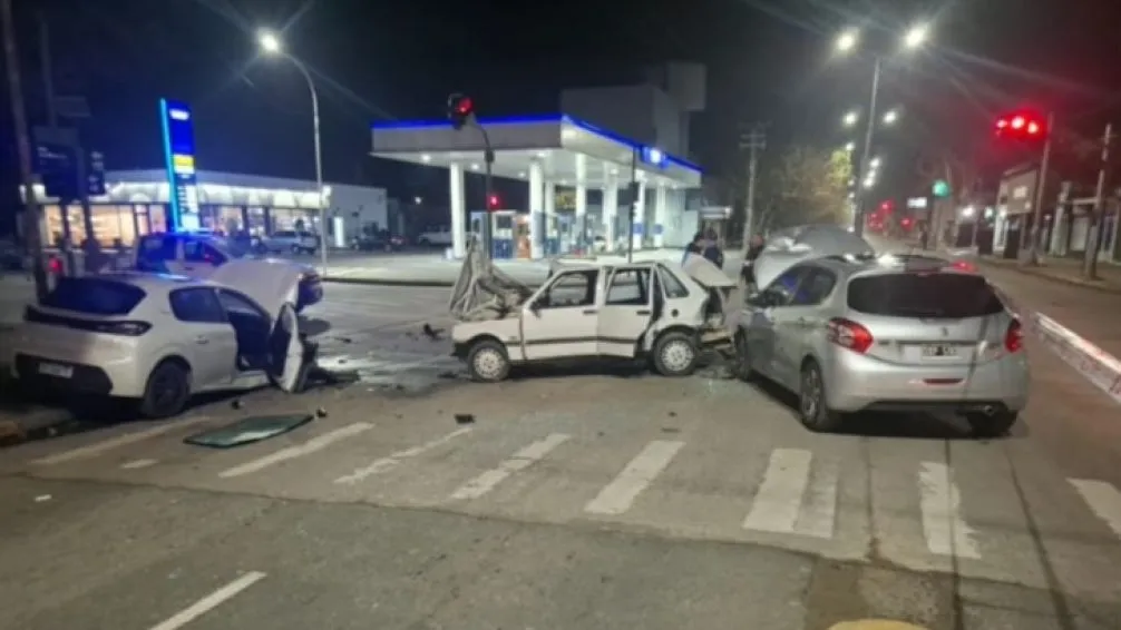 Triple choque en Avellaneda y Santamarina: Un conductor se fugó y un menor de edad y dos adultos fueron hospitalizados