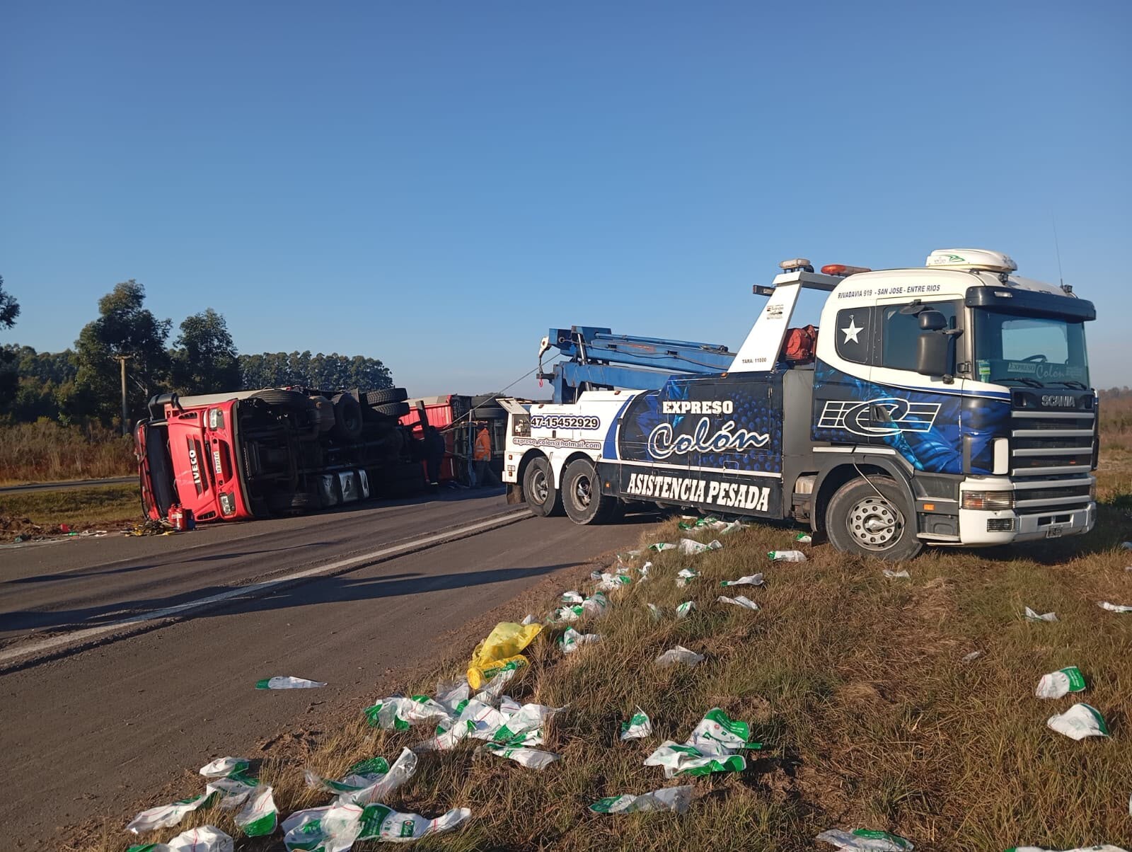 El vuelco de un camión provocó demoras en la ruta 14 a la altura de Ubajay.