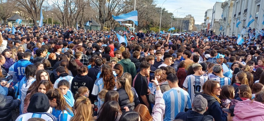 La ilusión mundialista copó el centro de Tandil: multitudinario festejo tras la clasificación de Argentina