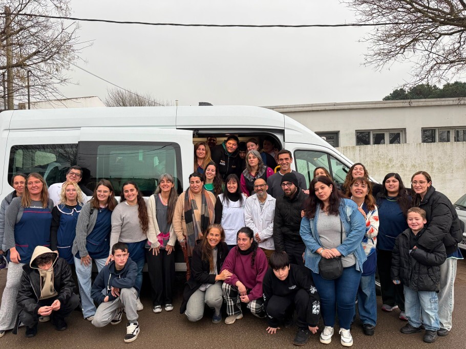La Escuela Especial N° 504 de Tandil recibió una combi 0 km y asegura el traslado diario de sus estudiantes
