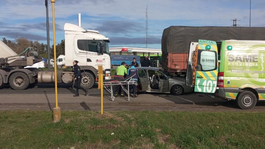Un conductor resultó herido tras quedar atrapado entre dos camiones en la Ruta 226