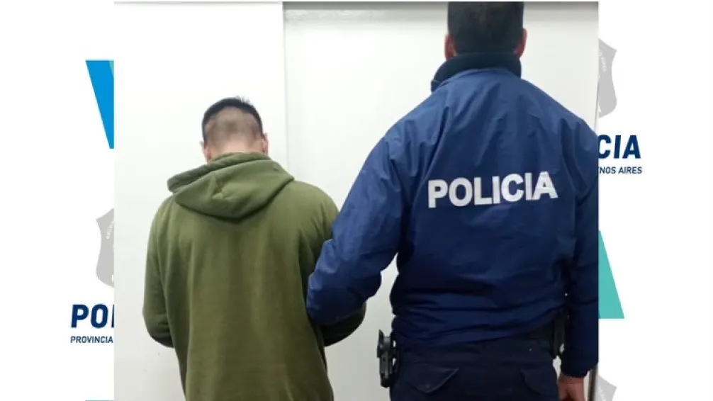 Un hombre fue aprehendido tras embestir con un automóvil a su expareja