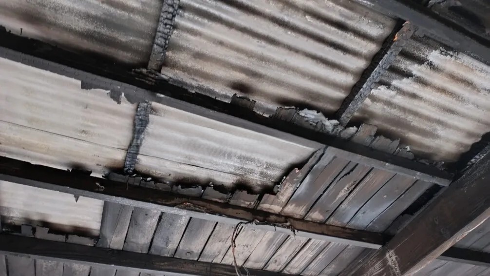 Incendio destruyó por completo una vivienda y solicitan ayuda para una familia de cinco integrantes
