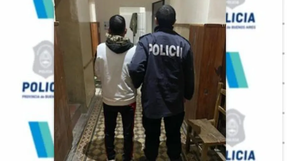 Violenta agresión en la Plaza Independencia: un hombre fue detenido tras herir a una persona con un objeto metálico
