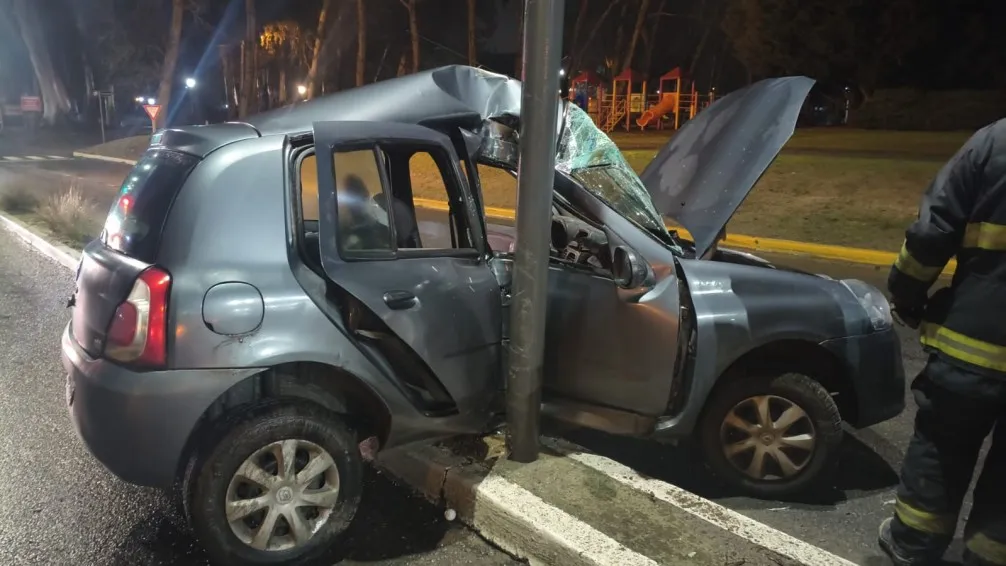 Fuerte impacto contra una columna de alumbrado; durante la madrugada