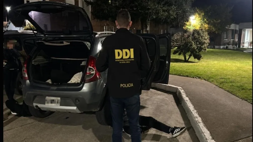 Detienen a una pareja con cocaína y un arma de fuego en Juárez y la investigación derivó en allanamientos en Tandil