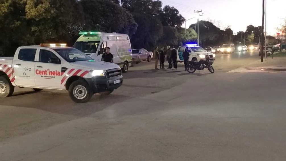 Choque entre un auto y moto en el cruce de Del Valle y Nigro