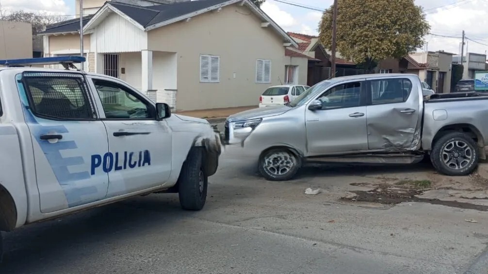 Fuerte choque entre dos camionetas en Brandsen y Artigas: una mujer fue hospitalizada