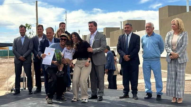 El Gobernador Marcelo Orrego entregó 69 viviendas en Chimbas y anticipó la entrega de 70 más en Angaco