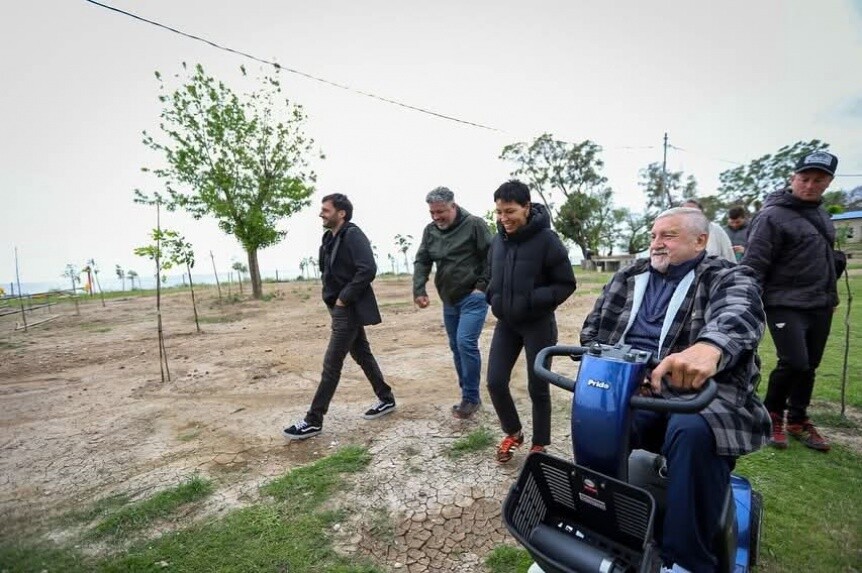 Mayra Mendoza visitó la obra de la nueva pileta del Sindicato de Empleados de Comercio de Quilmes
