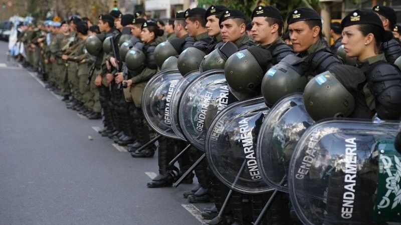 DISPARATE LIBERTARIO: ¡Consejo de Guerra para 2500 gendarmes!