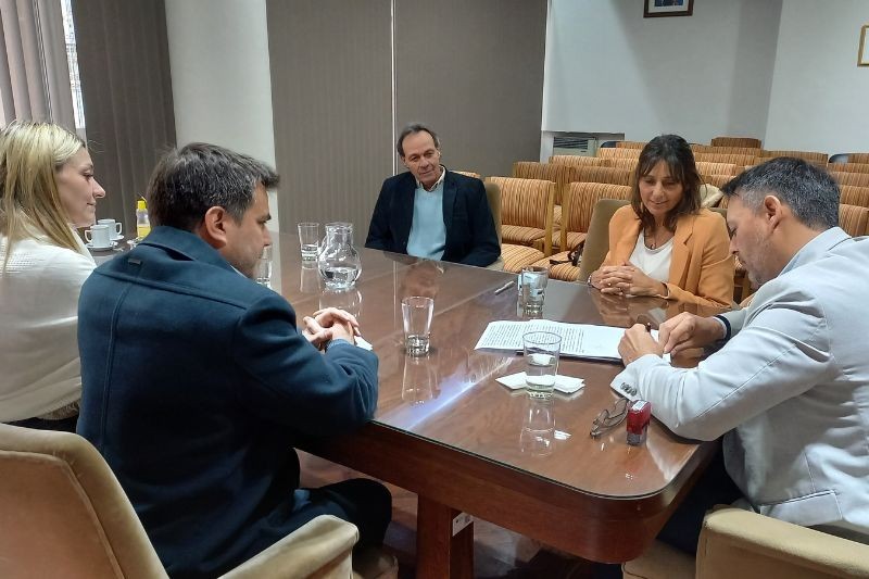 La Caja de Acción Social firmó convenio  con  el Instituto Provincial de Exploraciones y Explotaciones Mineras (IPEEM), que permitirán avanzar en el remate de vehículos en desuso, previsto para el próximo 22 de agosto en la sede de la institución.