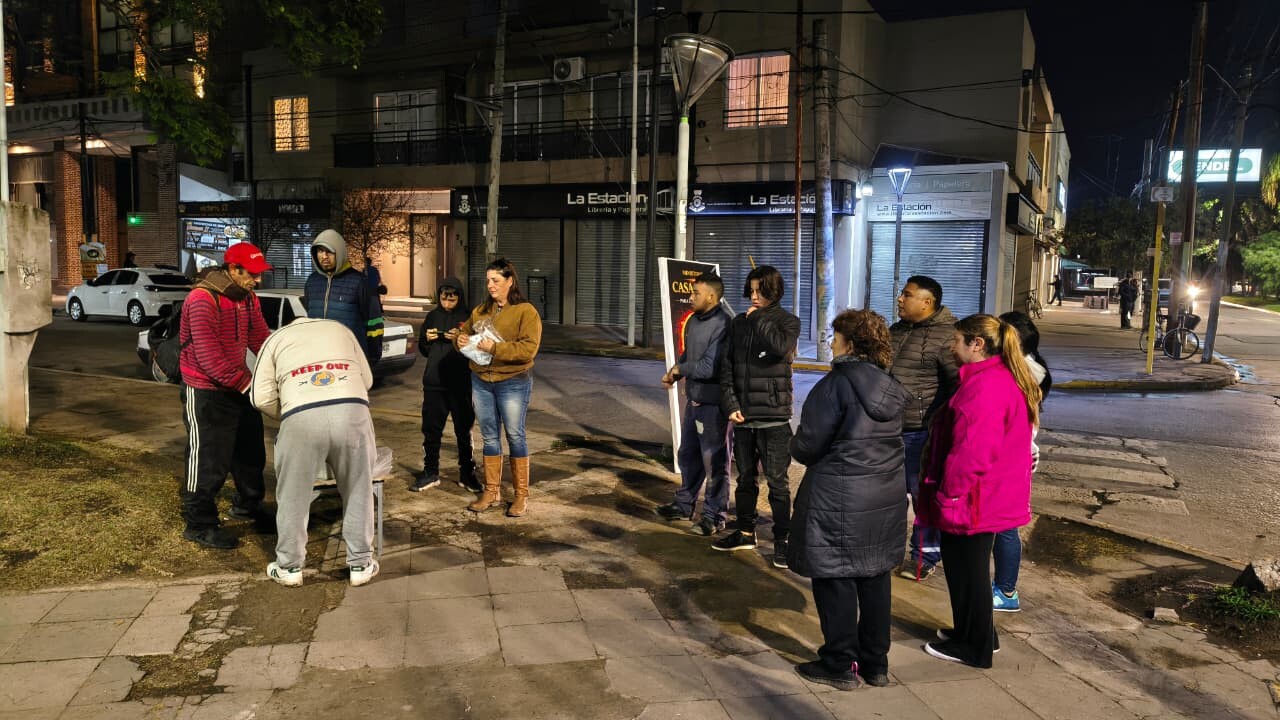 En noches frias un gesto de amor que contiene en medio de la crisis