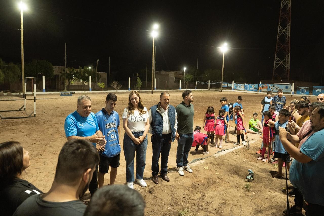 El Gobernador Ricardo Quintela inauguró obra de iluminación en el Club Alas Argentinas
