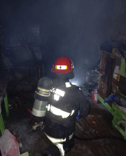 1.jpg Clorinda: Bomberos rescataron a un hombre atrapado durante el incendio de una vivienda