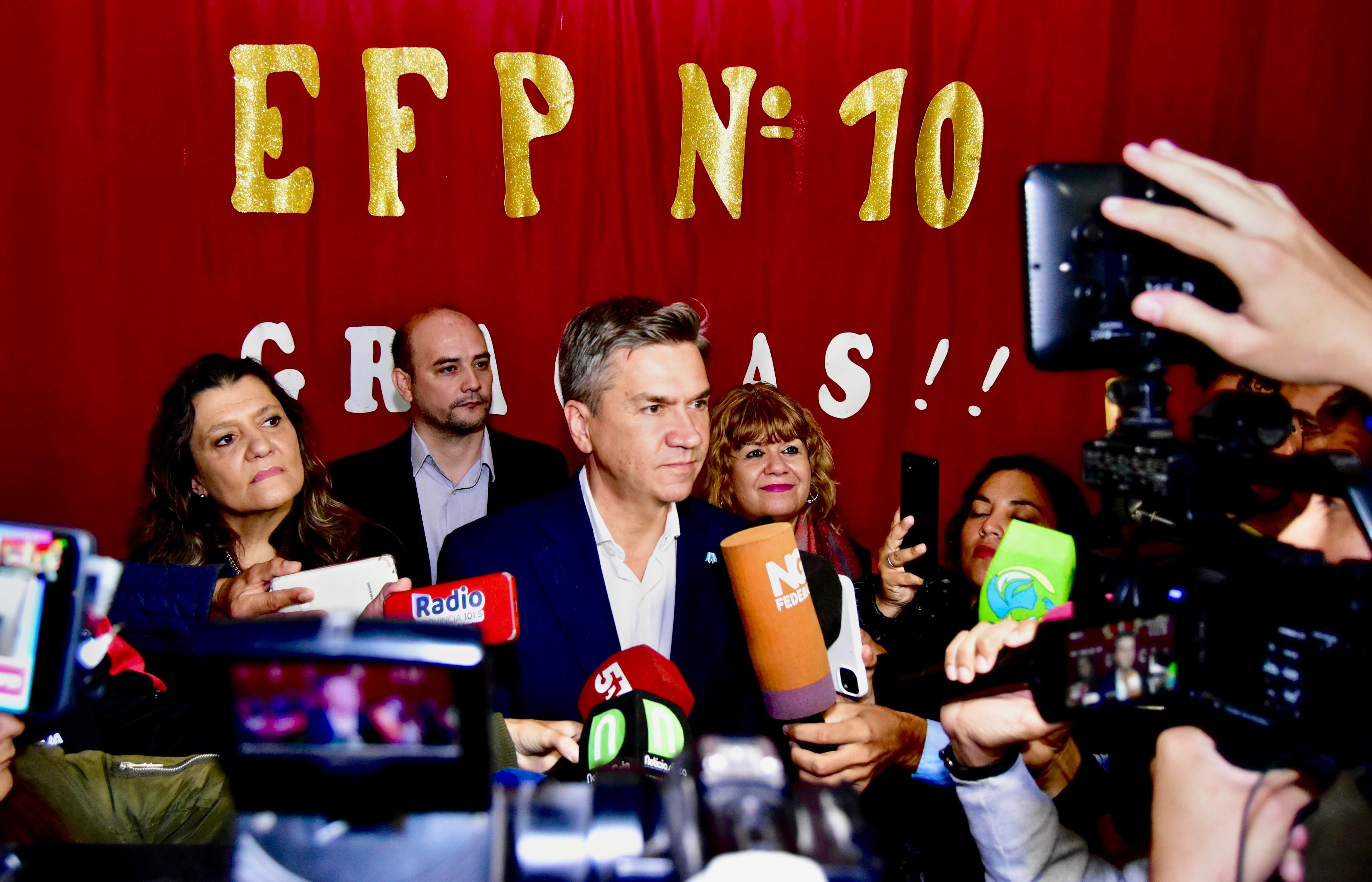 BARRANQUERAS: EL GOBERNADOR ZDERO HABILITÓ LAS REFACCIONES DE LA ESCUELA DE FORMACIÓN PROFESIONAL Nº 10, RATIFICANDO LA IMPORTANCIA DE VINCULAR LA EDUCACIÓN CON EL TRABAJO
