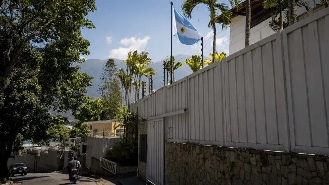 Los asilados en la Embajada argentina en Venezuela denuncian falta de luz, agua y comida