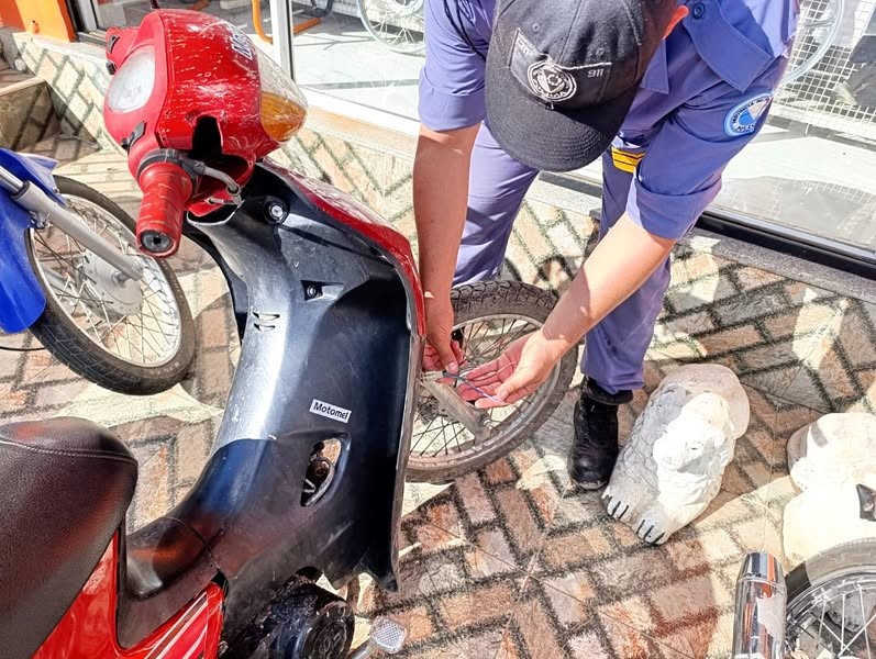 1.jpg Barrio Eva Perón: Un sujeto fue detenido cuando intentaba sustraer una moto y casco