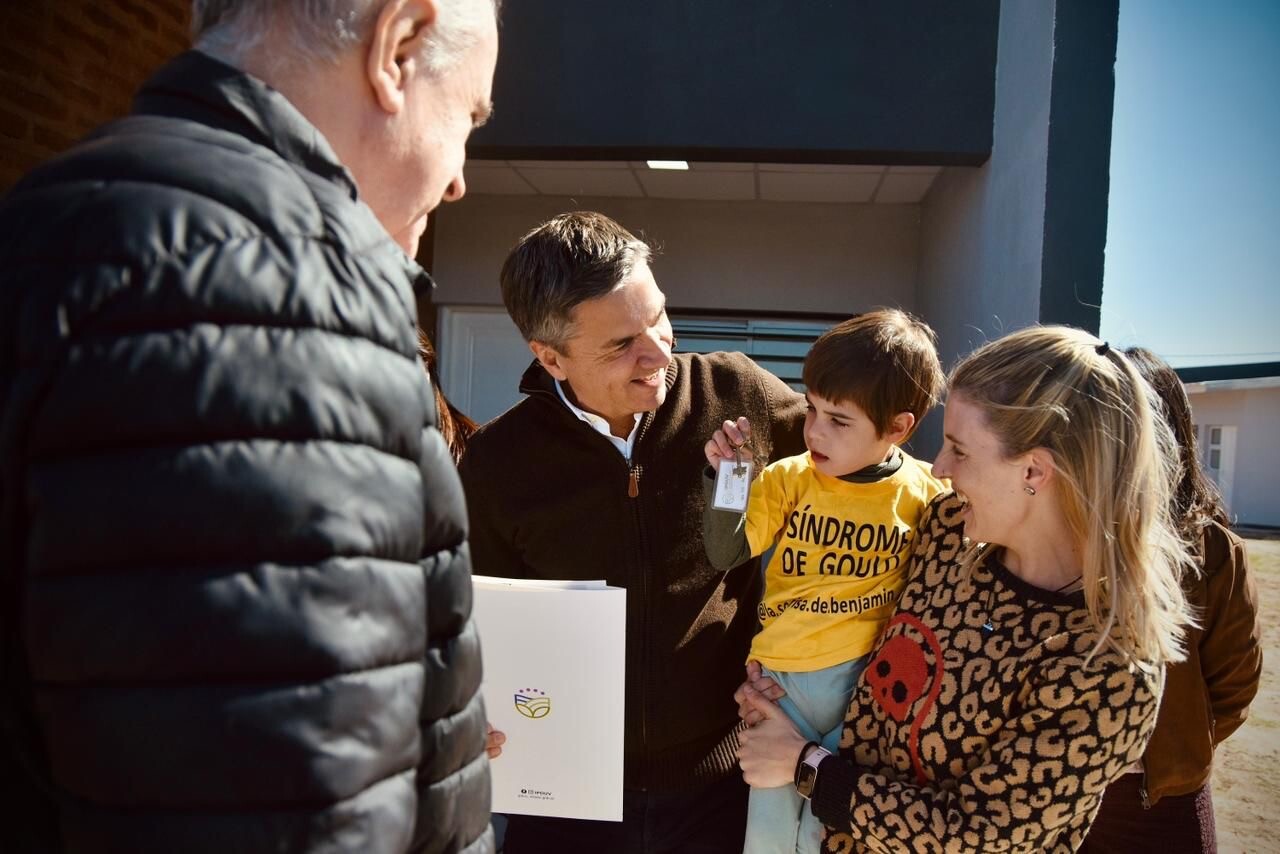 CHACRA 214: CON INCLUSIÓN Y TRANSPARENCIA, EL GOBERNADOR ZDERO ENTREGÓ MÁS VIVIENDAS EN RESISTENCIA