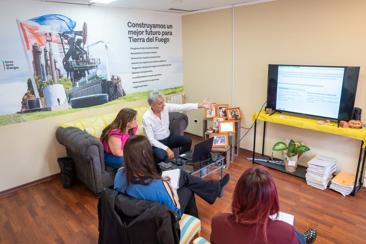 FEDEROVISKY PRESENTÓ UN INFORME SOBRE PASIVOS AMBIENTALES DE LA INDUSTRIA PETROLERA EN TIERRA DEL FUEGO FEDEROVISKY PRESENTÓ UN INFORME SOBRE PASIVOS AMBIENTALES DE LA INDUSTRIA PETROLERA EN TIERRA DEL FUEGO
