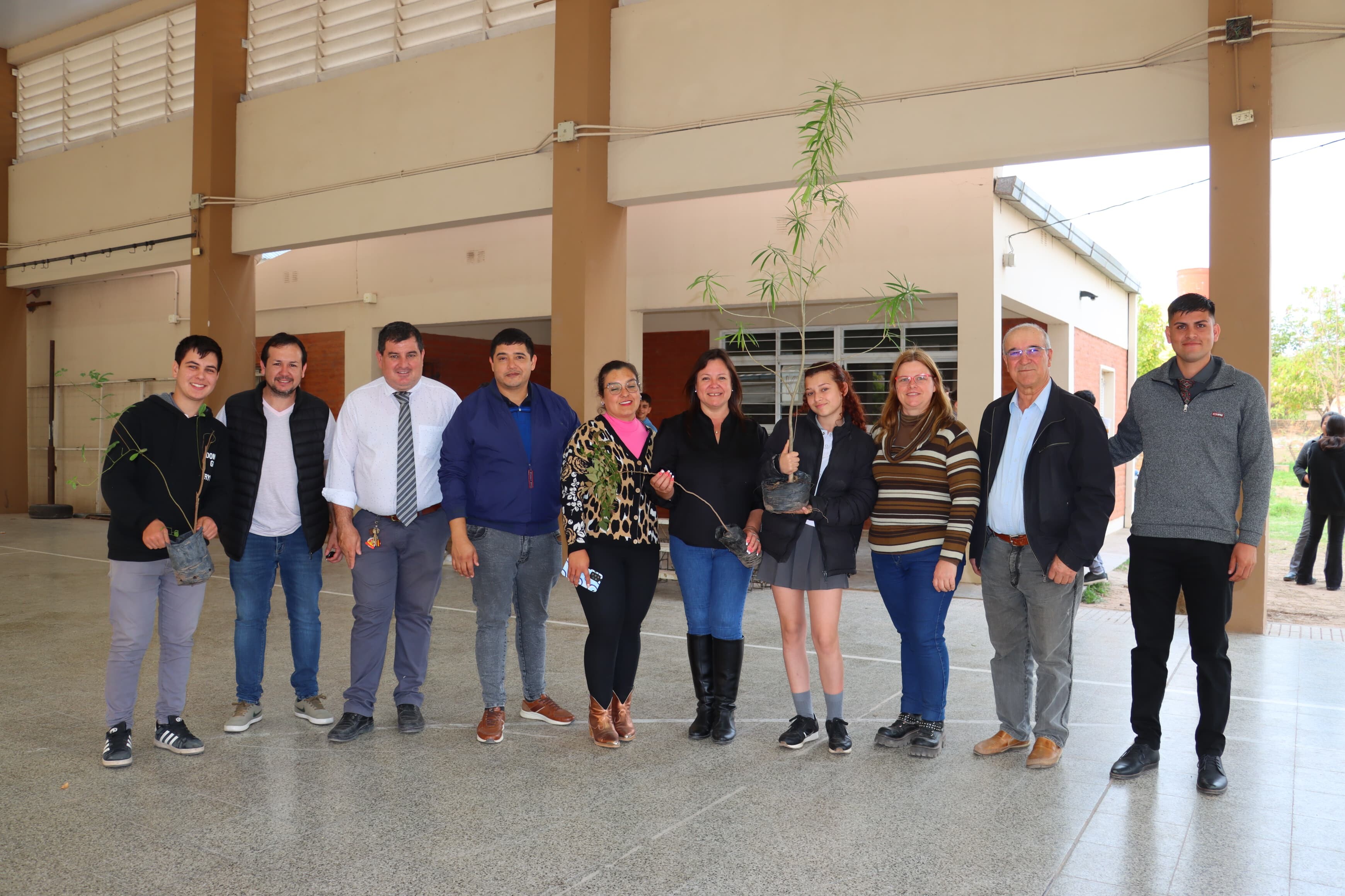 Desde el Área de Parques y Jardines de nuestro Municipio compartimos con estudiantes de la EET N°20 “Nuestra Sra. de Luján” una charla sobre Ambiente y plantación de árboles.