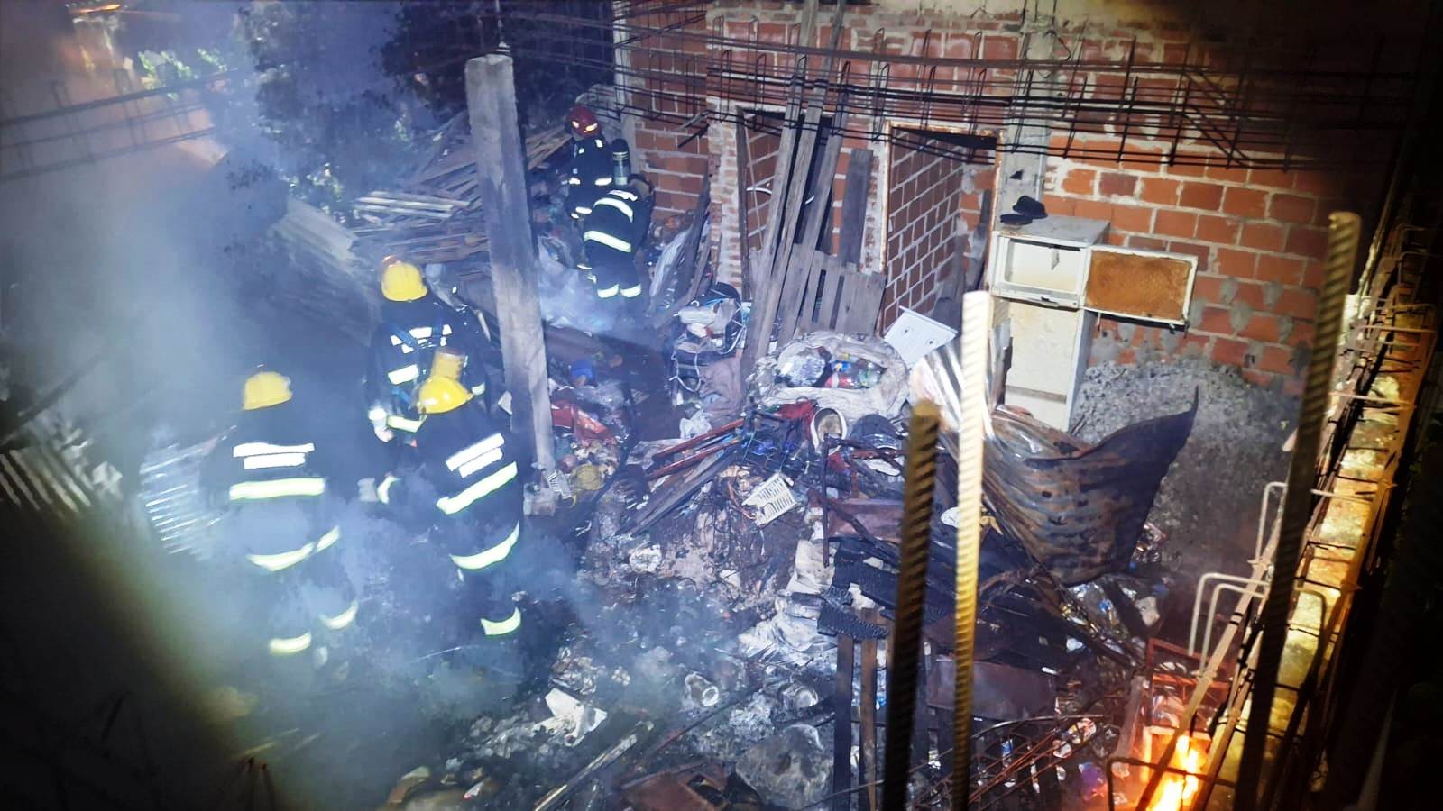 1.jpg Bomberos evitó que el voraz incendio de un depósito se propague a casas vecinas