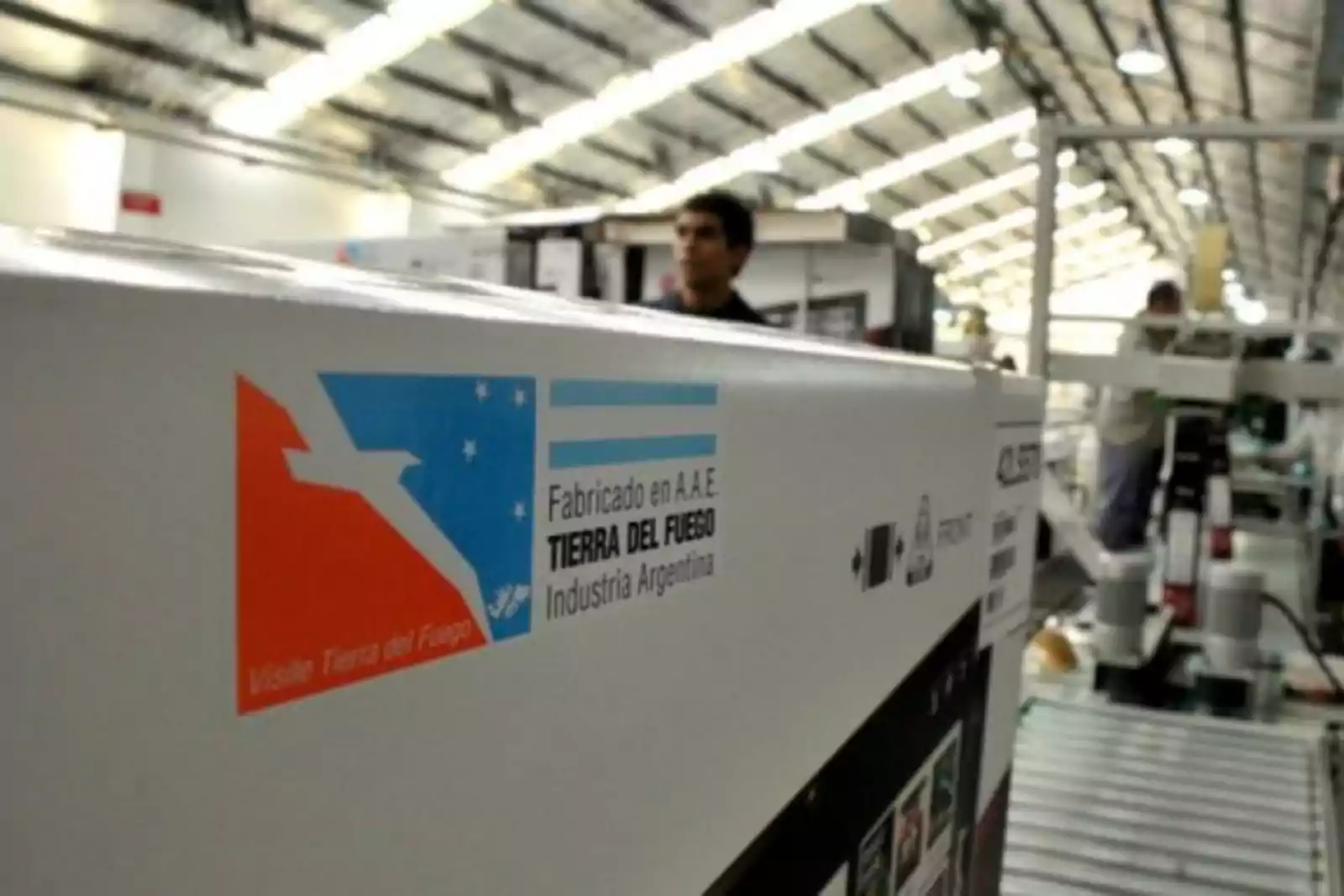 Arranca el plan de Caputo para comprar celulares y TVs más baratos en Tierra del Fuego