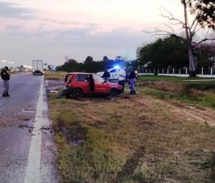 1.jpg Colisión entre un camión y un automóvil, solo se registraron daños materiales