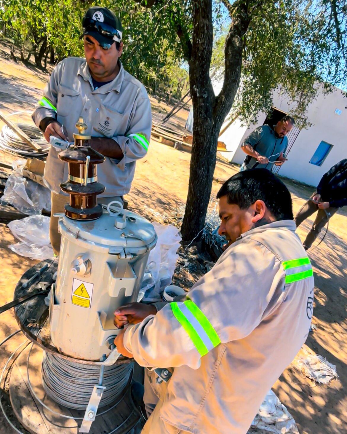 AVANZAN LAS OBRAS DE ELECTRIFICACIÓN RURAL EN PARAJE LAS PUERTAS, MIRAFLORES