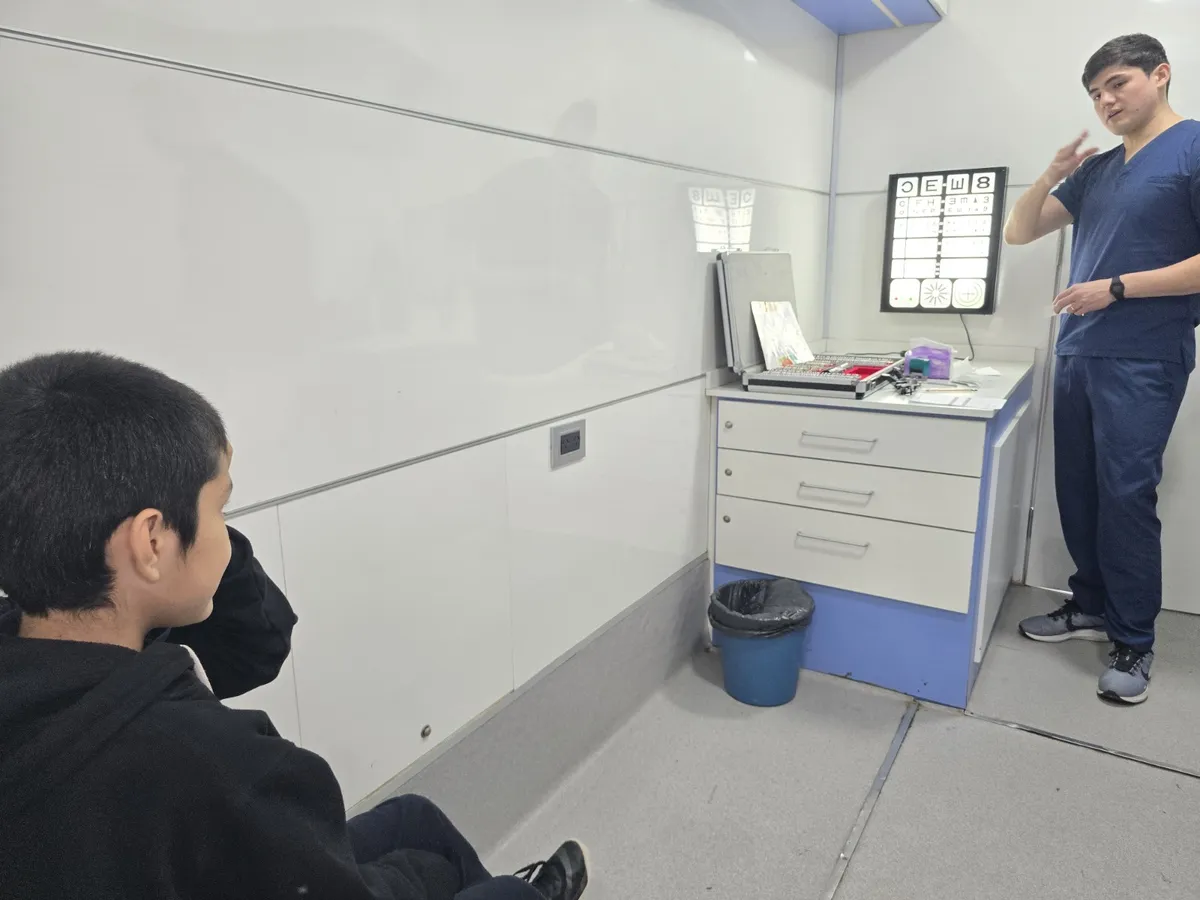 Operativo «Ver para ser libres» inició con medición y entrega inmediata de anteojos a niñas y niños