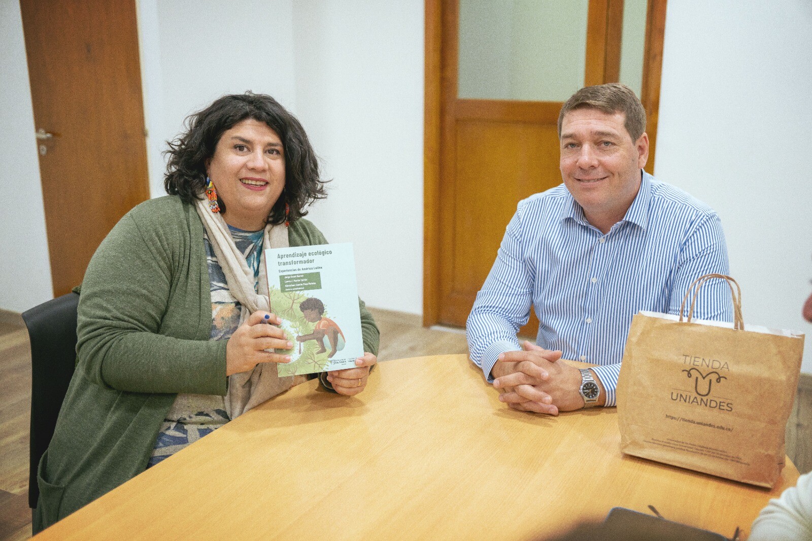 Orgullo rawsense: docente y escritora representó a la Argentina en la Feria Internacional del Libro de Bogotá