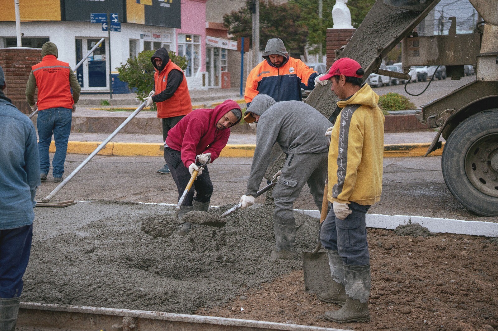 Rawson: avanzan las obras de repavimentación en la intersección de avenida 25 de Mayo y Belgrano