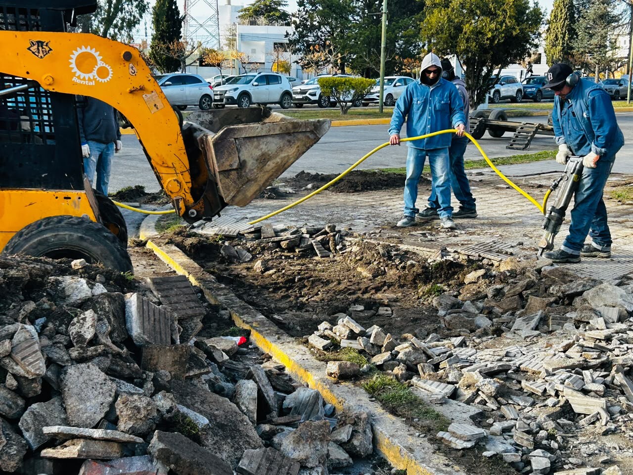 Rawson avanza con la renovación integral de veredas y espacios exteriores del Centro Cultural José Hernández