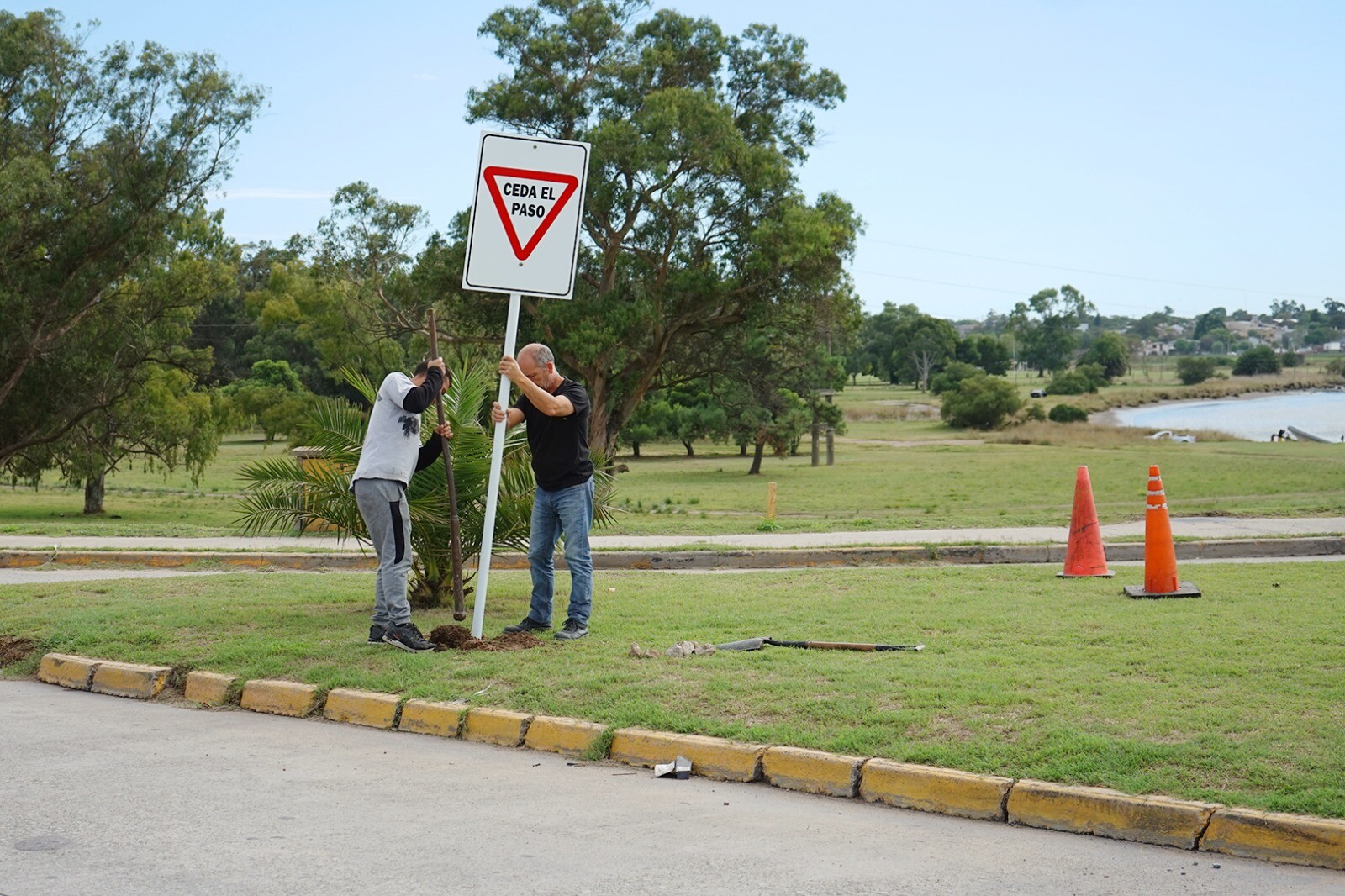 Colocaron señalética vial en el sector del Puente Dardo Rocha y seguirán en otros puntos clave