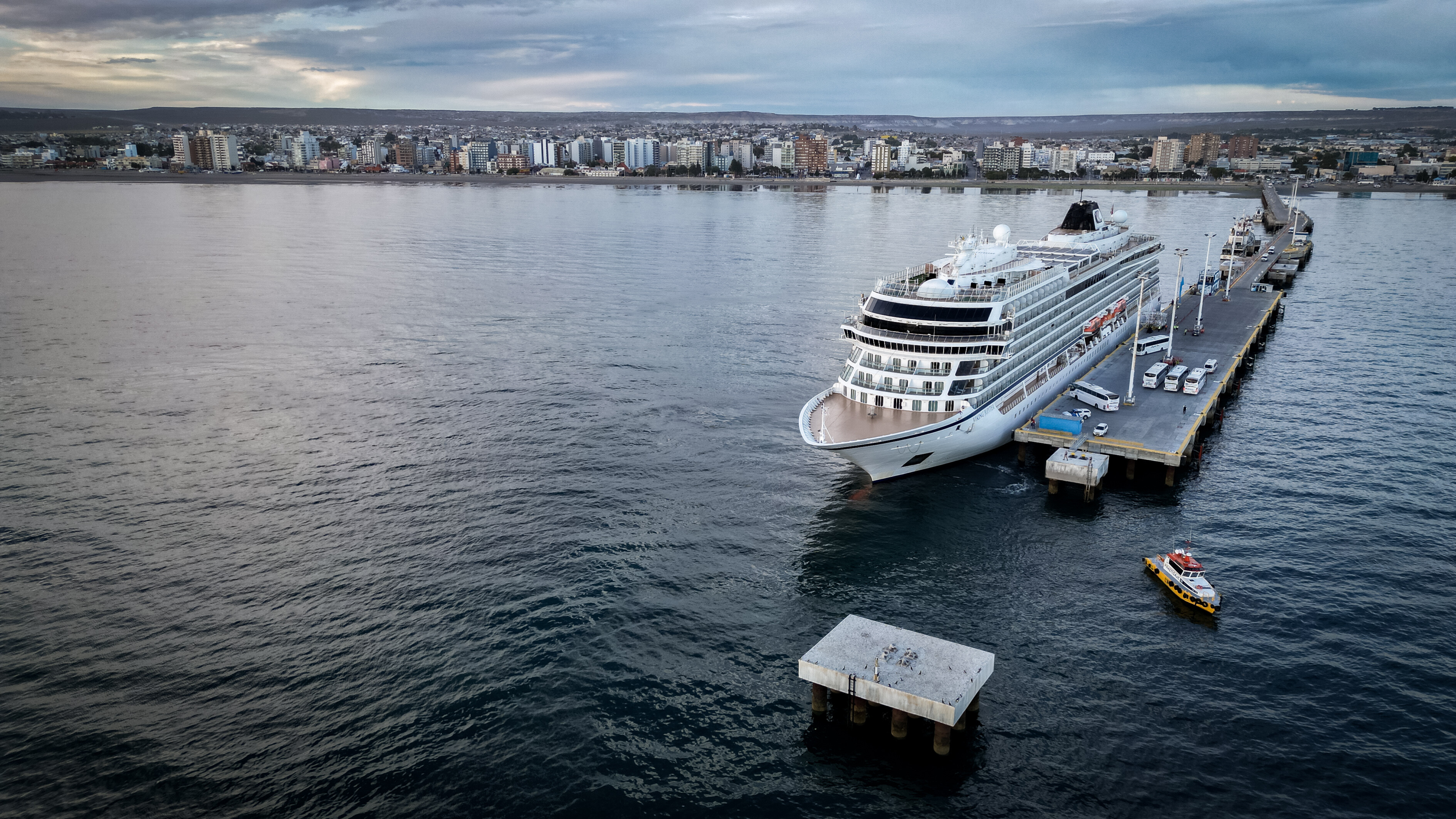 2024-12-17 Viking Jupiter 006.jpg Temporada de cruceros en Chubut: por tercera vez llegó a Puerto Madryn el Buque Viking Jupiter