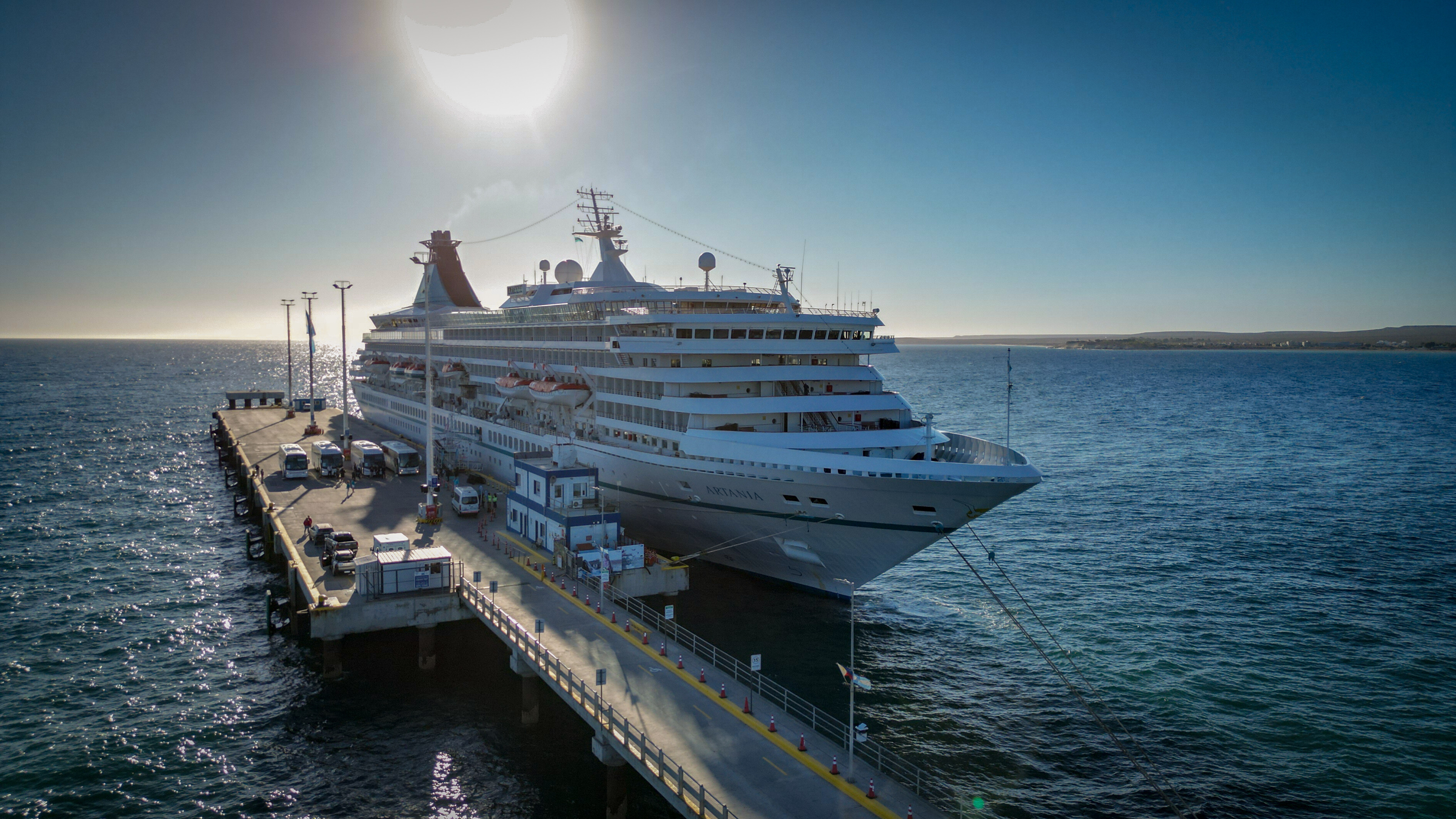 Temporada de Cruceros en Chubut: el Artania arribó a Puerto Madryn