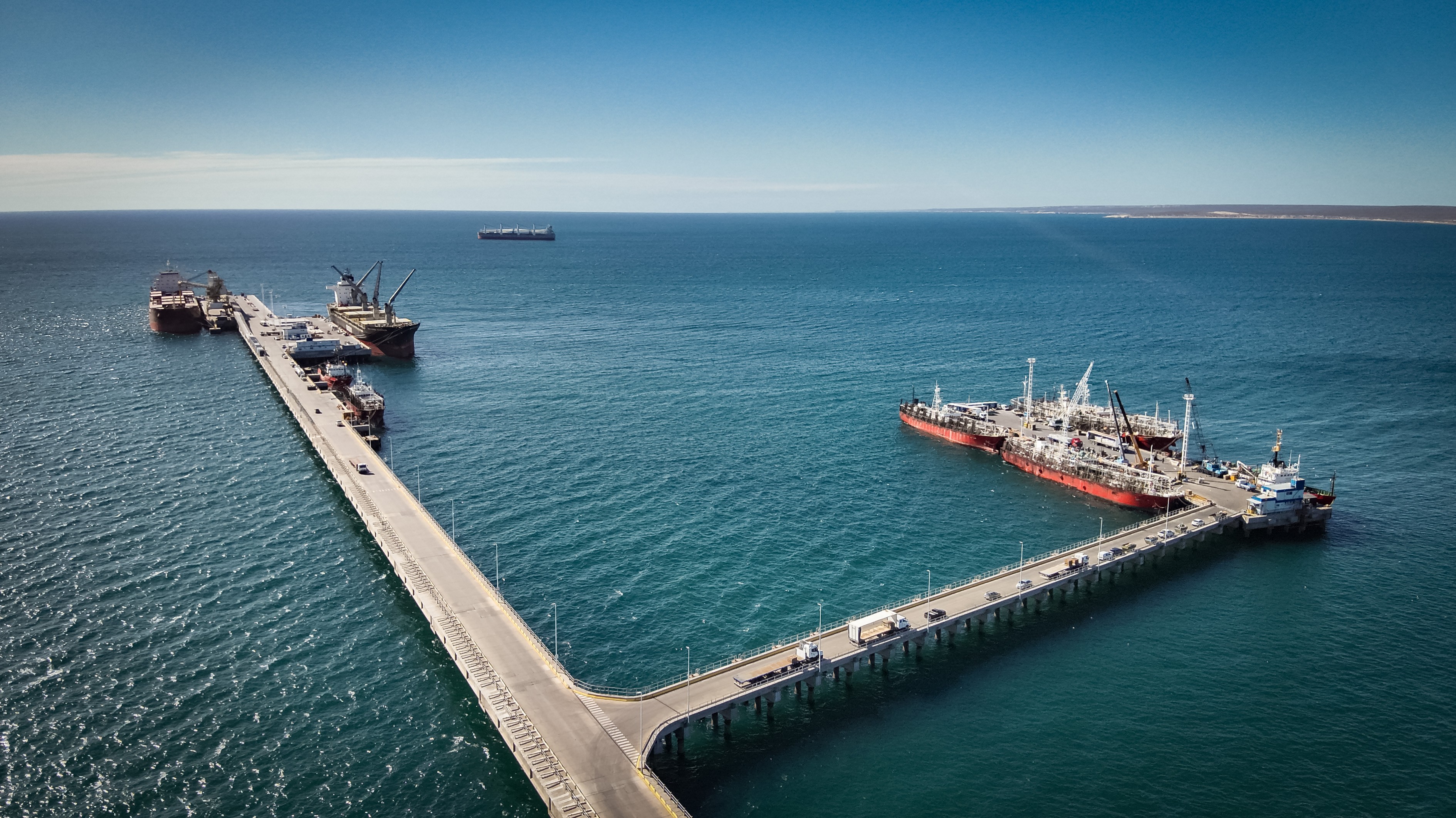 Arribó un nuevo buque a Puerto Madryn con componentes para el Parque Eólico «La Flecha»