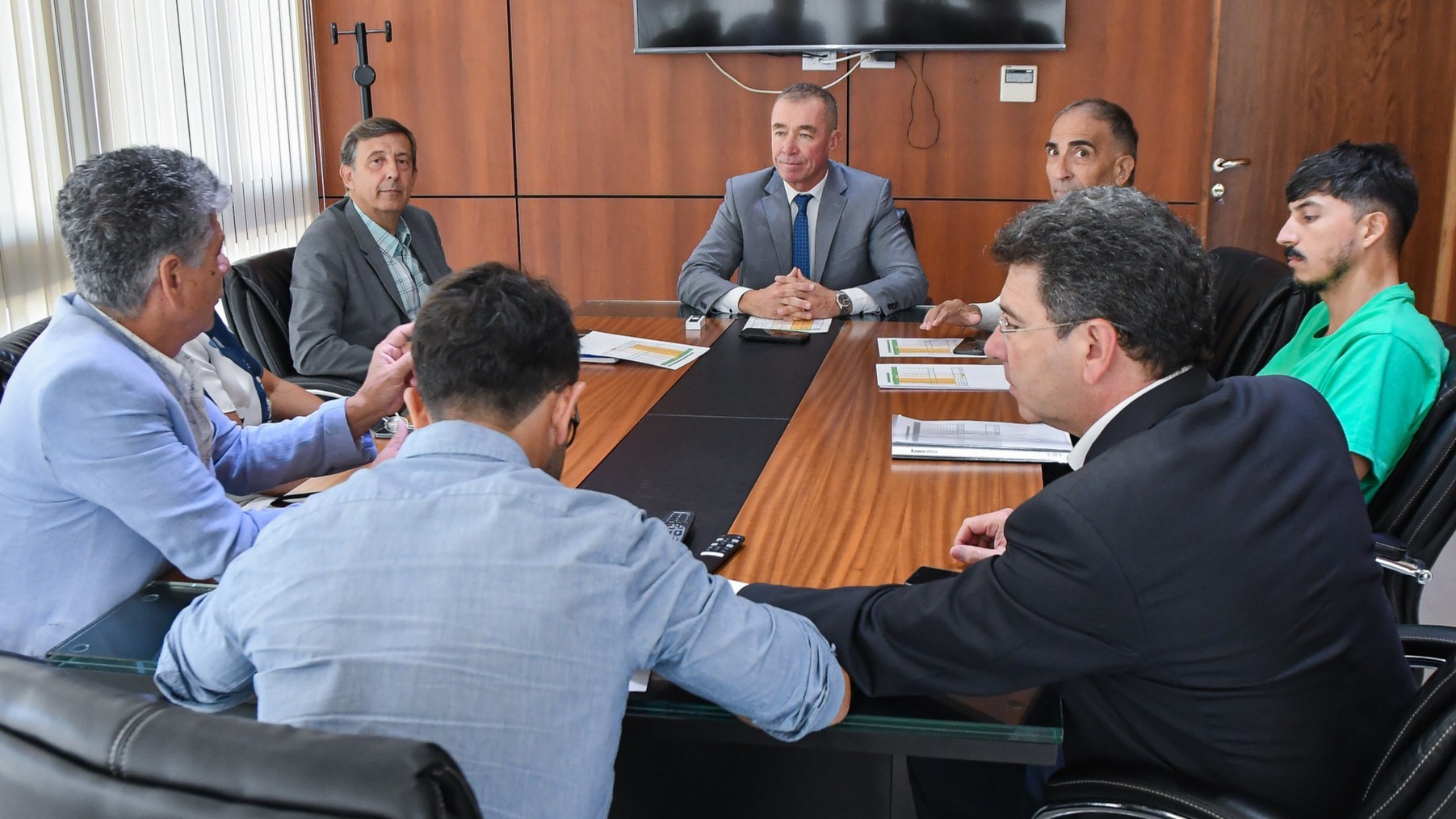 El vicegobernador Fabián Martín mantuvo un encuentro en el Anexo de la Legislatura Provincial con representantes de  la Asociación del Personal Legislativo(APeL).