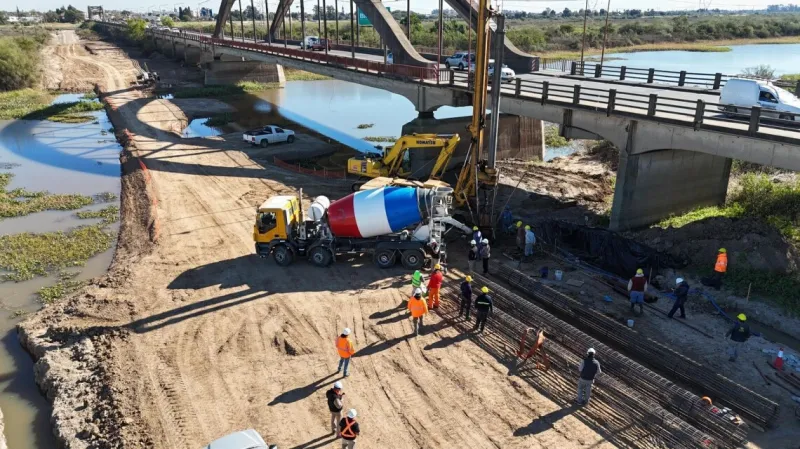 Nuevo puente Santa Fe-Santo Tomé: retomaron el pilotaje en el cauce del río Salado y la obra llegó al 55% de avance