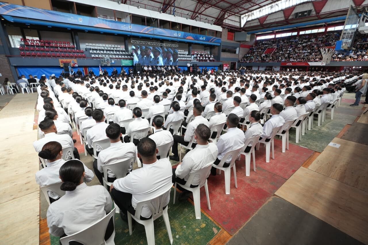 “Recibidos de Policía… con ropa de civil: la promesa del uniforme que no llegó”