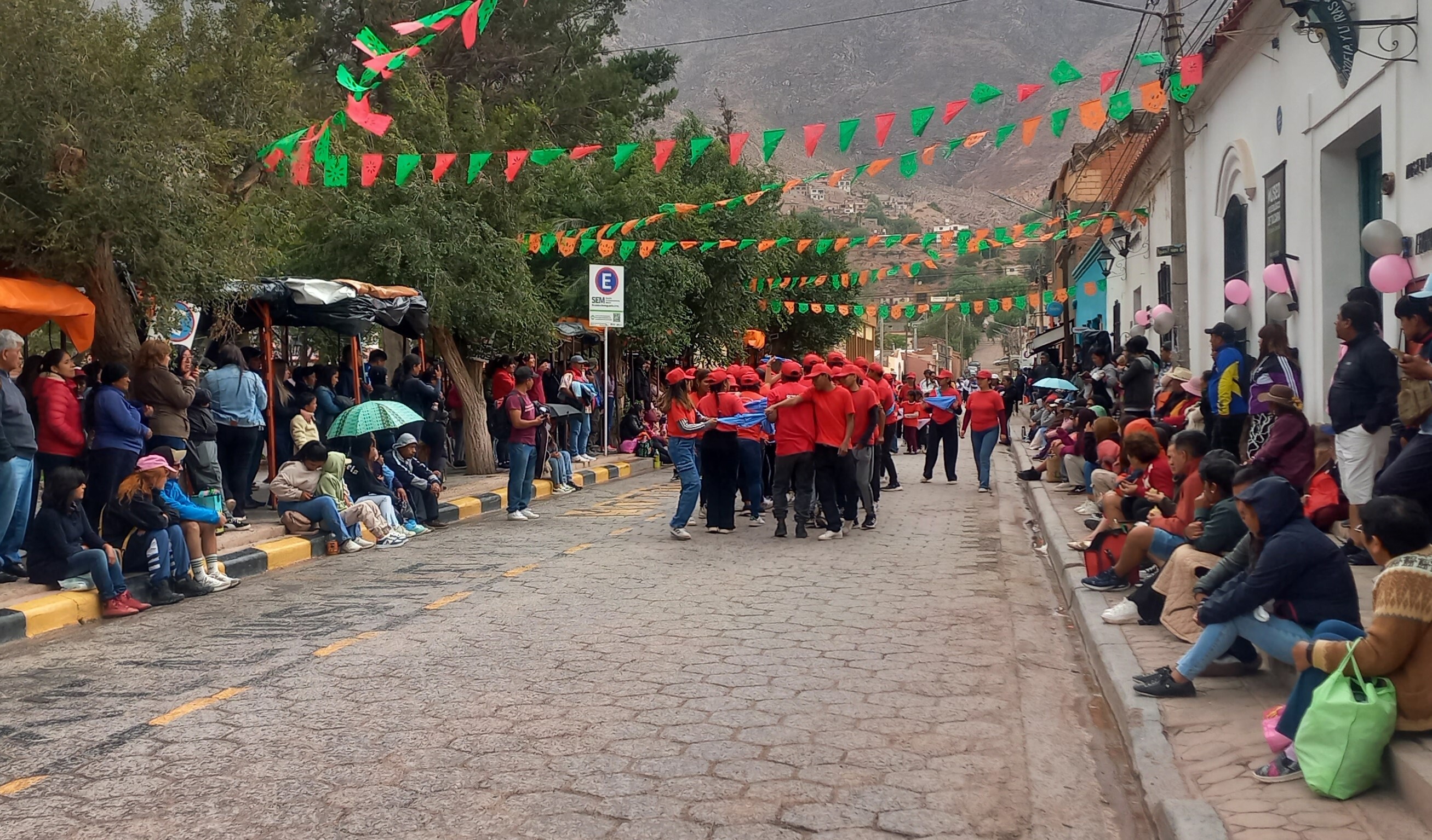 La lluvia no impidió a los Pesebres formar parte del tradicional pasacalles