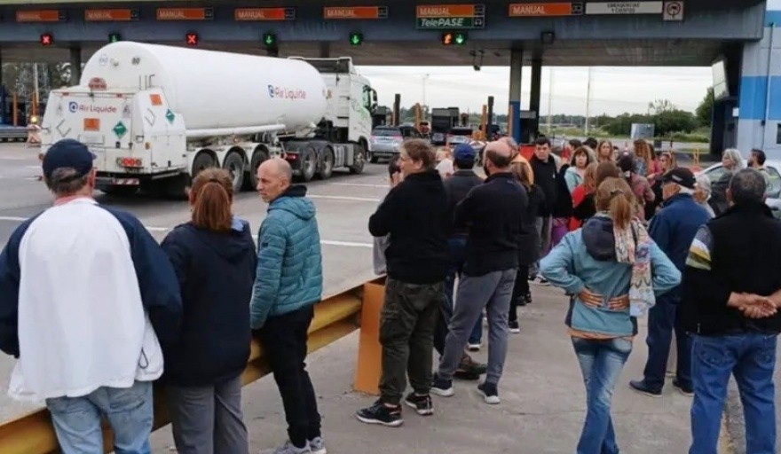 20250408182319_reclamo-colectoras-autoconvocados-peaje-larena.jpg Peaje Larena: los vecinos anunciaron que reactivarán todas las medidas de protesta