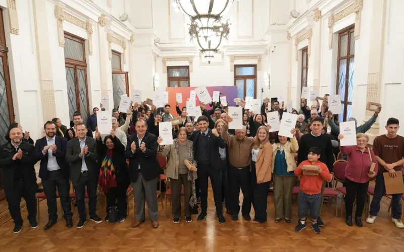Pullaro entregó las escrituras de sus viviendas a 32 familias de Santa Fe y Santo Tomé